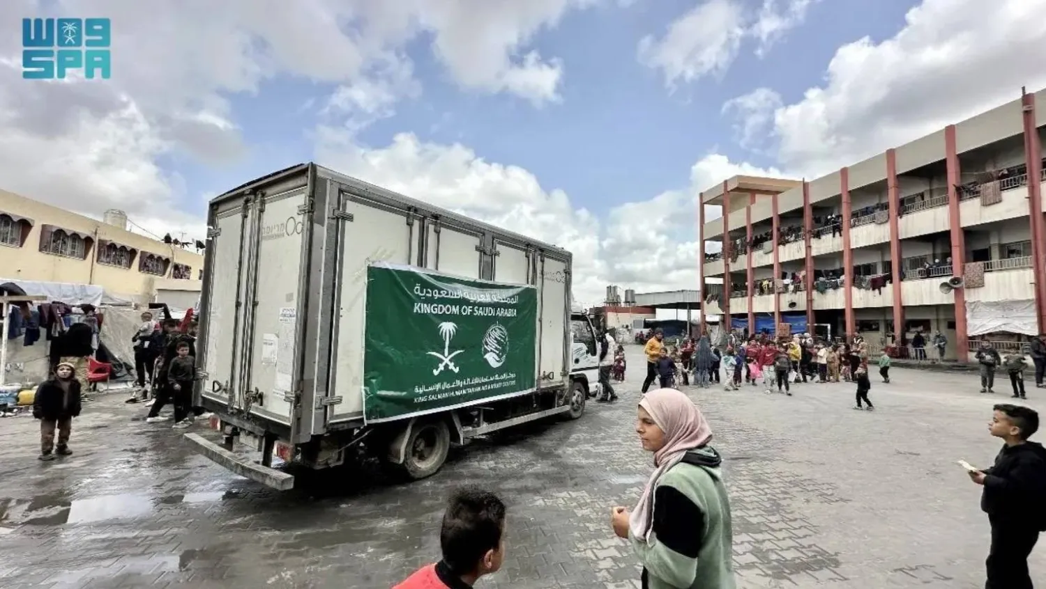 The center distributed 26 tons of basic food baskets and 250 health bags to shelter centers in Rafah. SPA