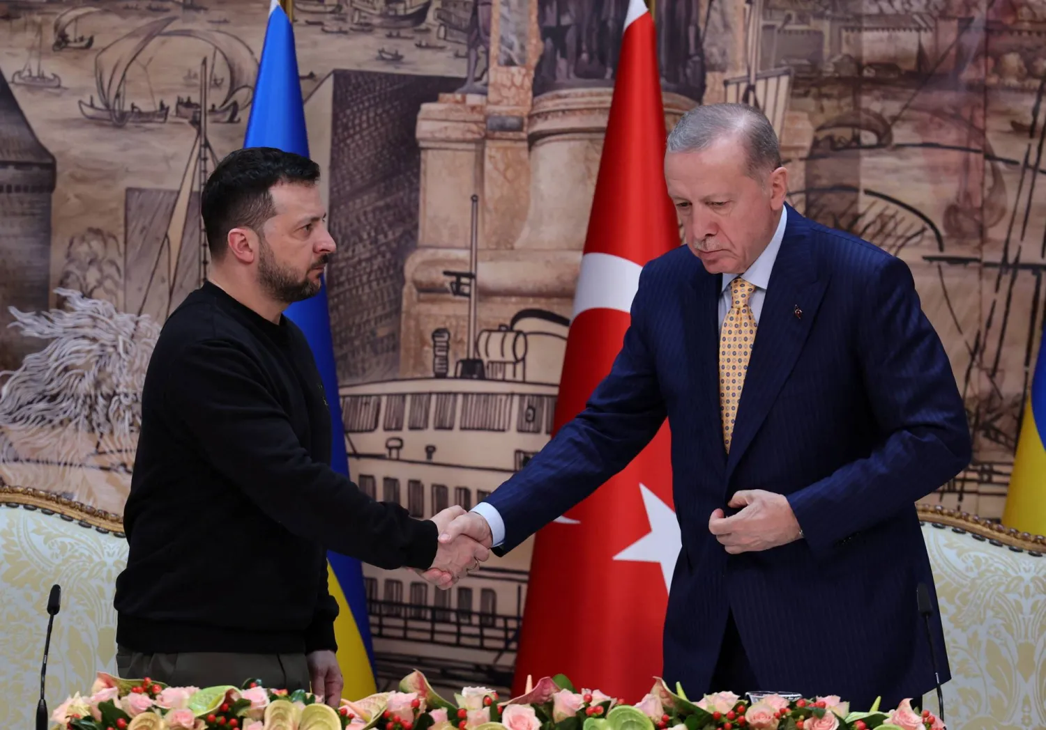 الرئيس التركي رجب طيب إردوغان مع نظيره الأوكراني فولوديمير زيلينسكي (رويترز)