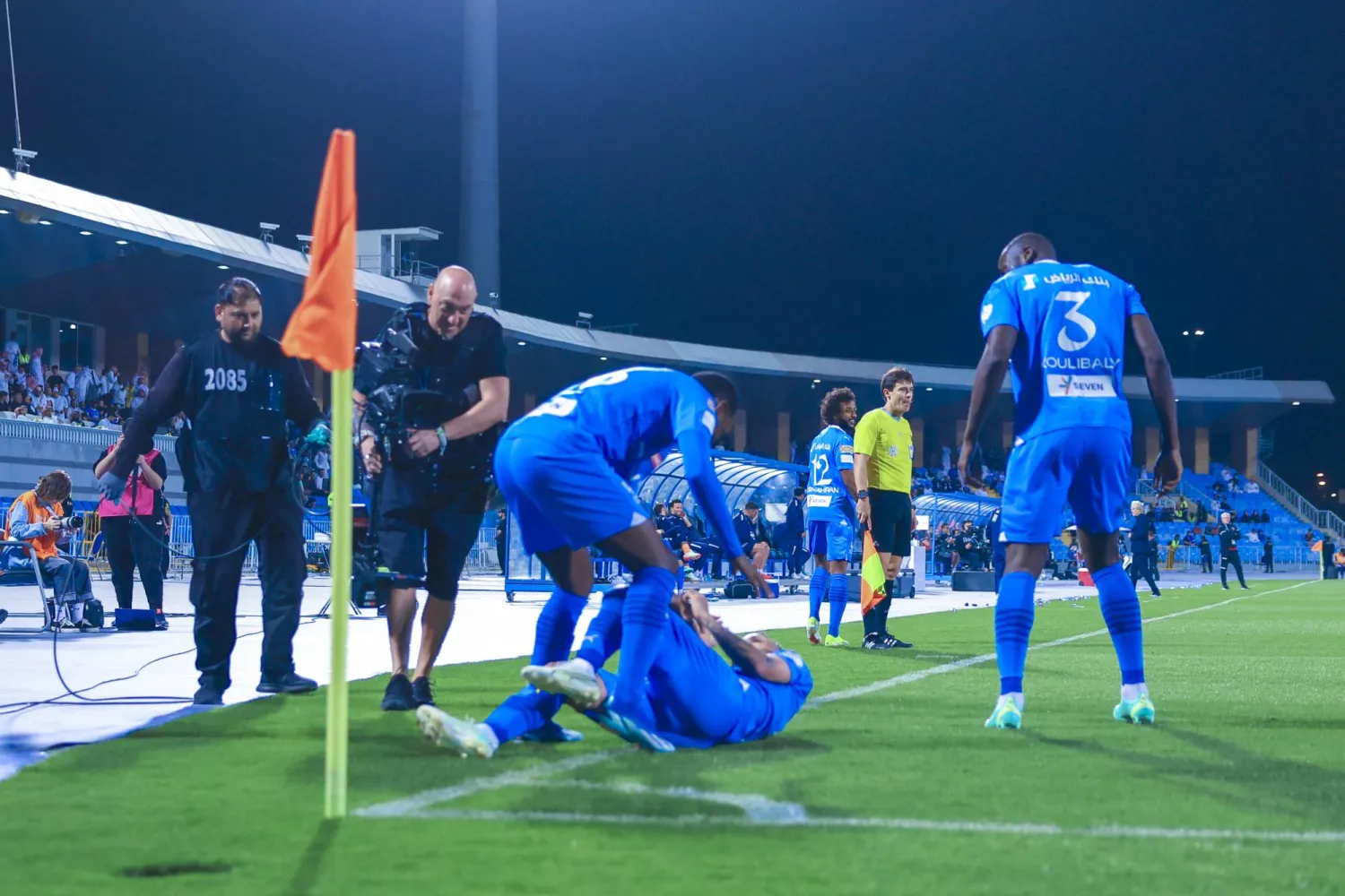 لاعبو الهلال يحتفلون بالهدف الثالث في شباك الرياض (تصوير: يزيد السمراني)