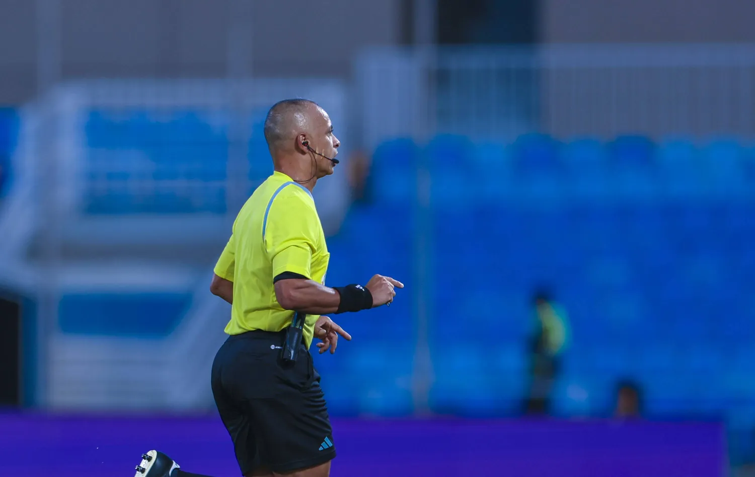 البرازيلي ويلتون سامبايو حكم مباراة فريق الرياض ونظيره الهلال (تصوير: يزيد السمراني)