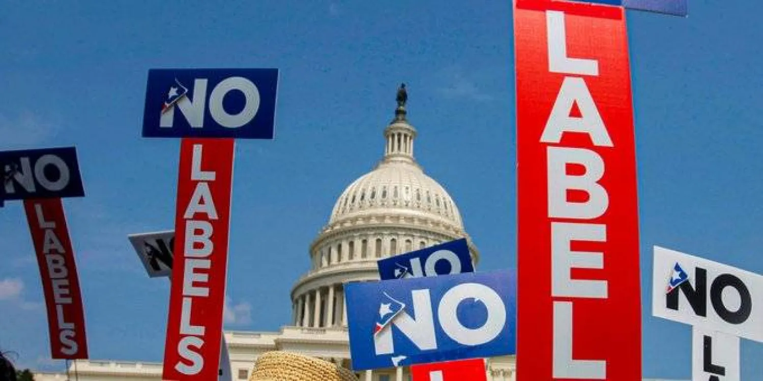 يافطات لمنظمة «نو ليبلز» (أ.ب)