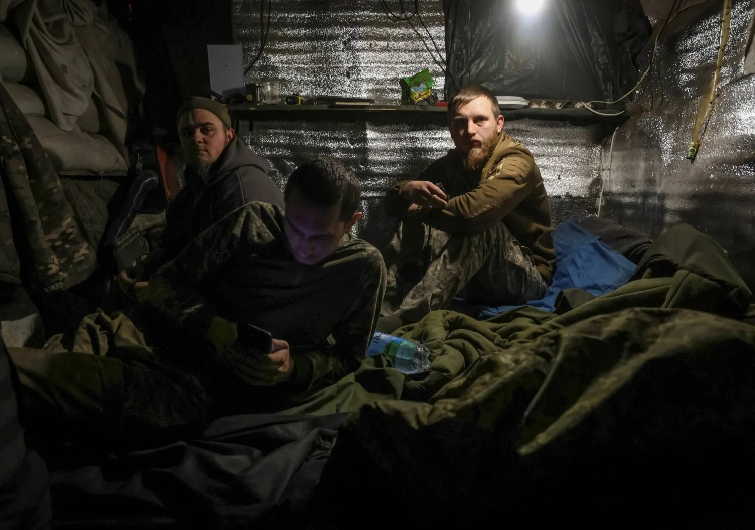 جنود أوكرانيون على خط الجبهة بالقرب من باخموت (رويترز)