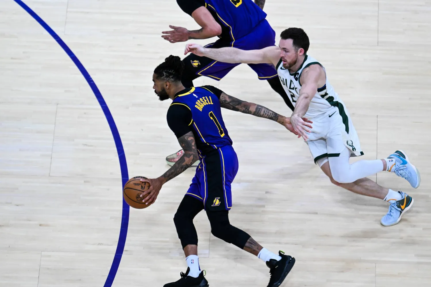 راسل قاد الليكرز لفوز مهم (غيتي)