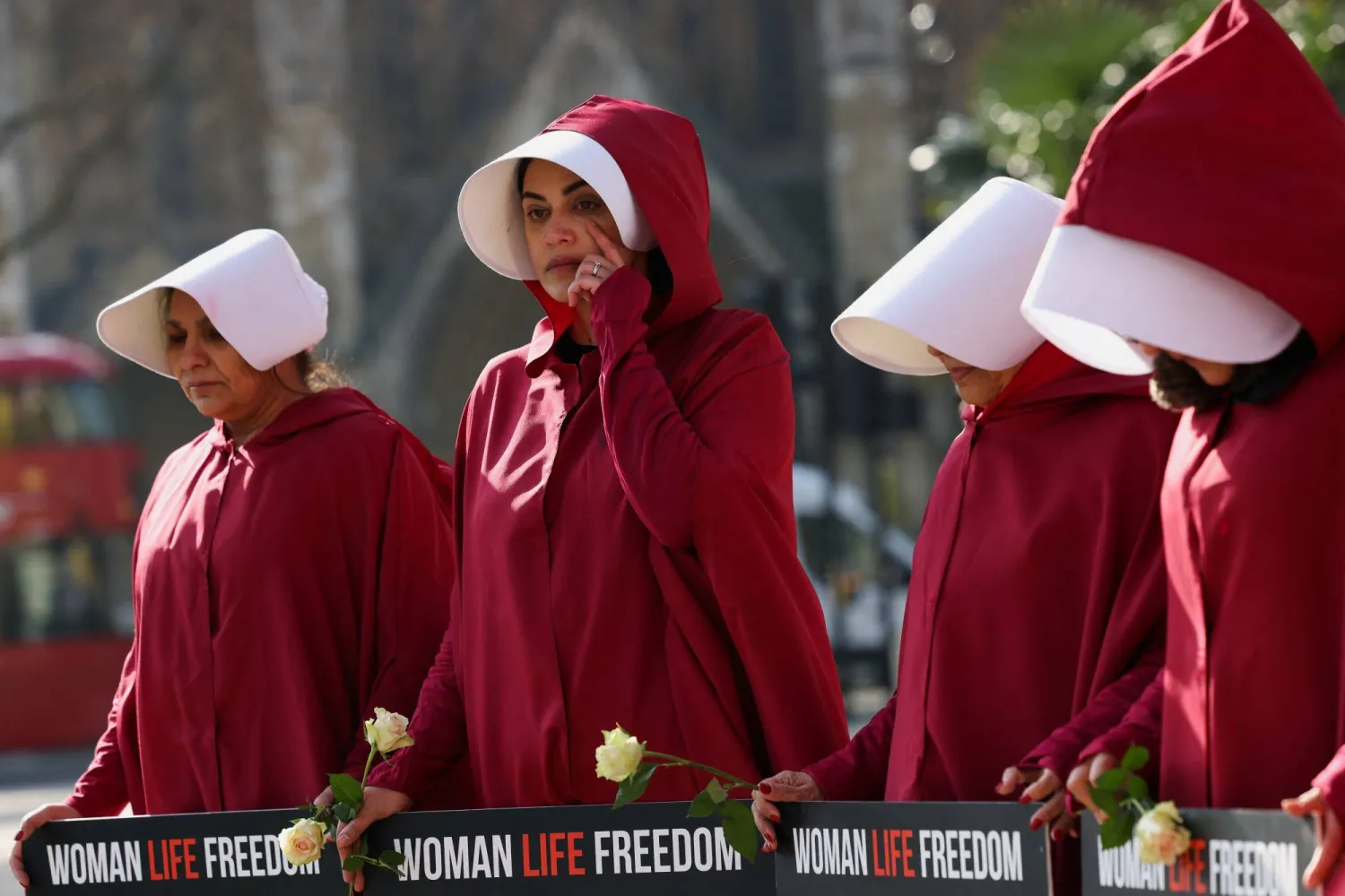إيرانيات في وقفة احتجاج وسط لندن في يوم المرأة العالمي (رويترز)