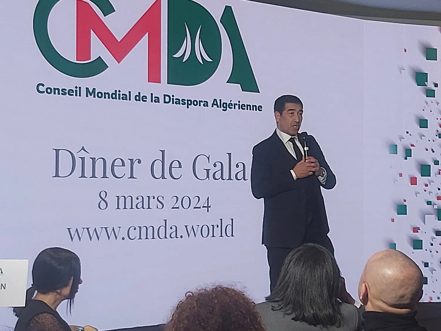 رئيس المجلس العالمي لجزائريي المهجر في حفل إطلاقه بباريس (حساب المجلس بالإعلام الاجتماعي)