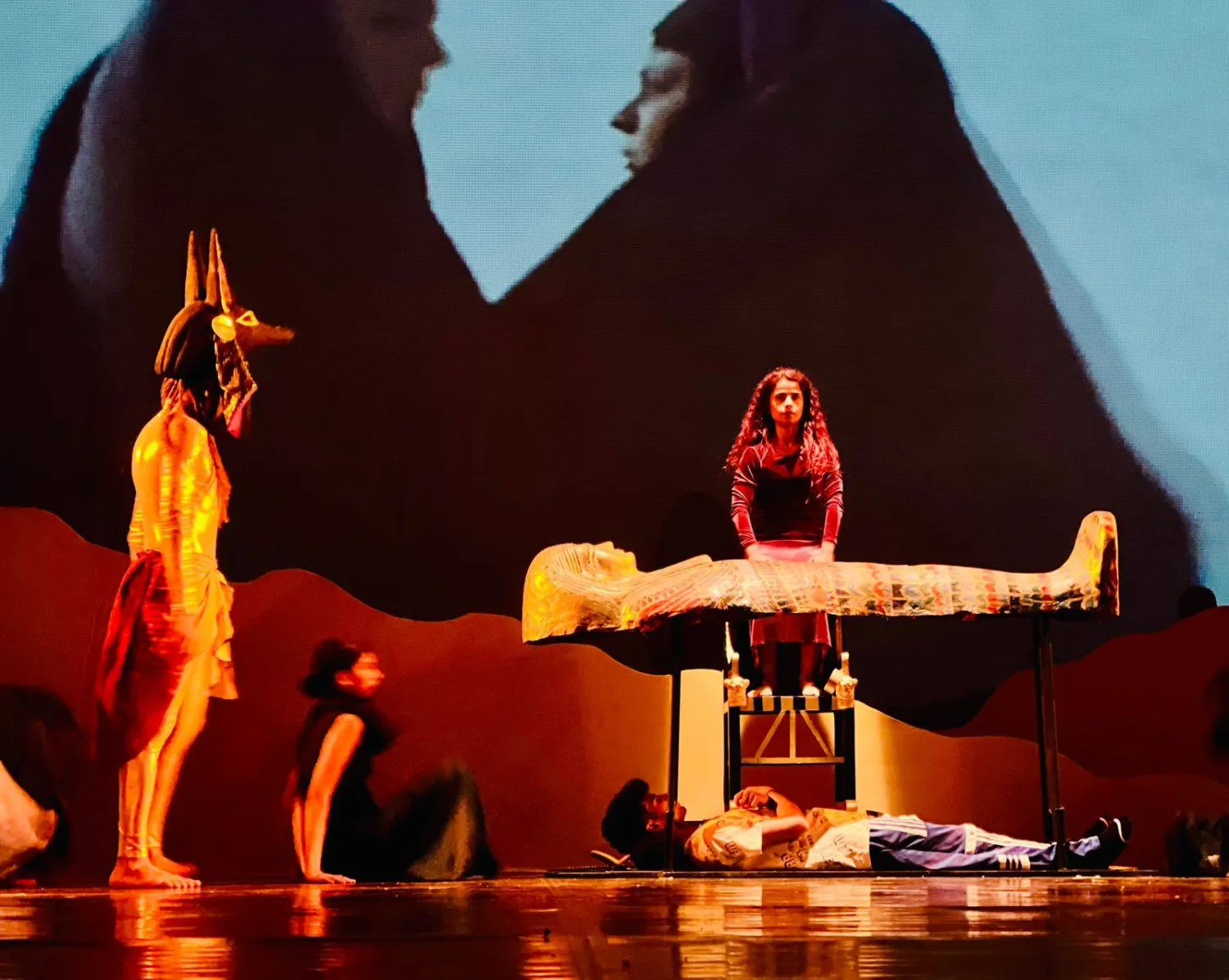 محاكاة راقصة لفيلم «المومياء» (وليد عوني)