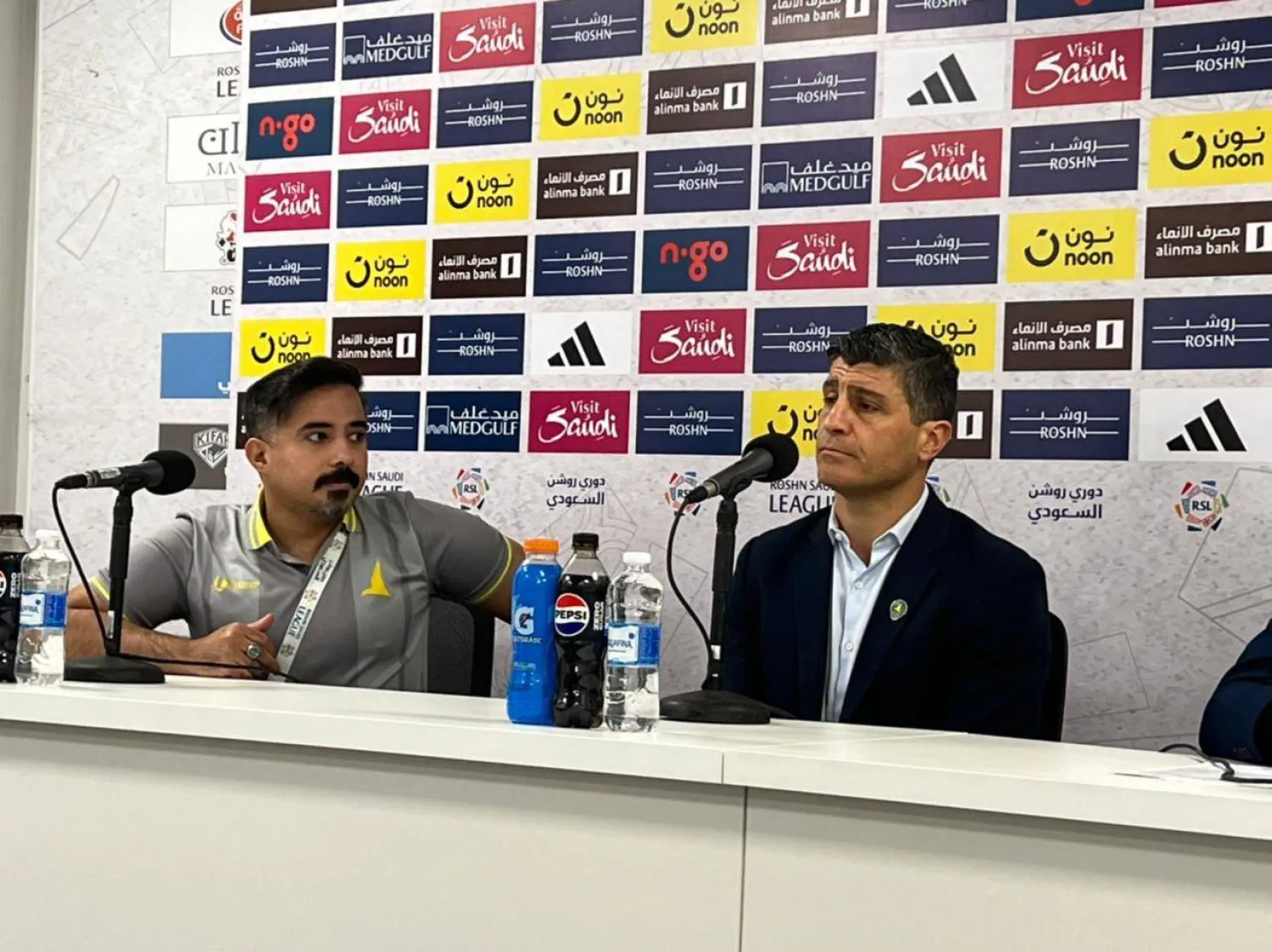 بيدرو إيمانويل مدرب الخليج في المؤتمر الصحافي (الشرق الأوسط)