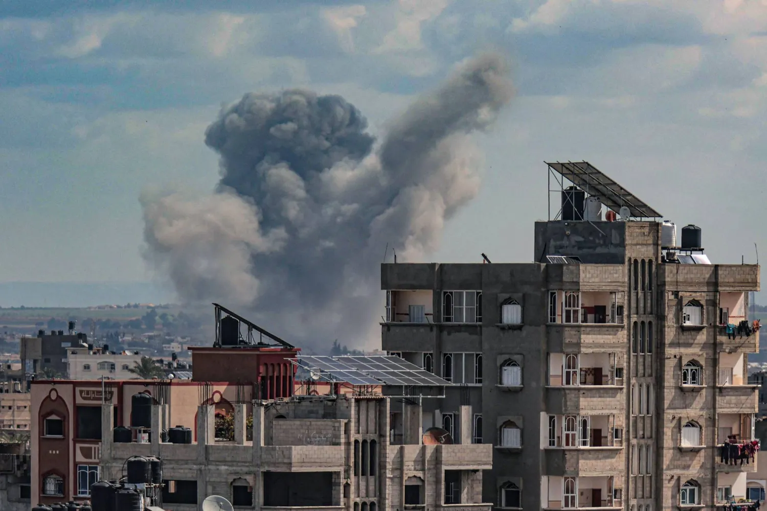 الدخان يتصاعد بعد قصف إسرائيلي على خان يونس بجنوب قطاع غزة (أ.ف.ب)