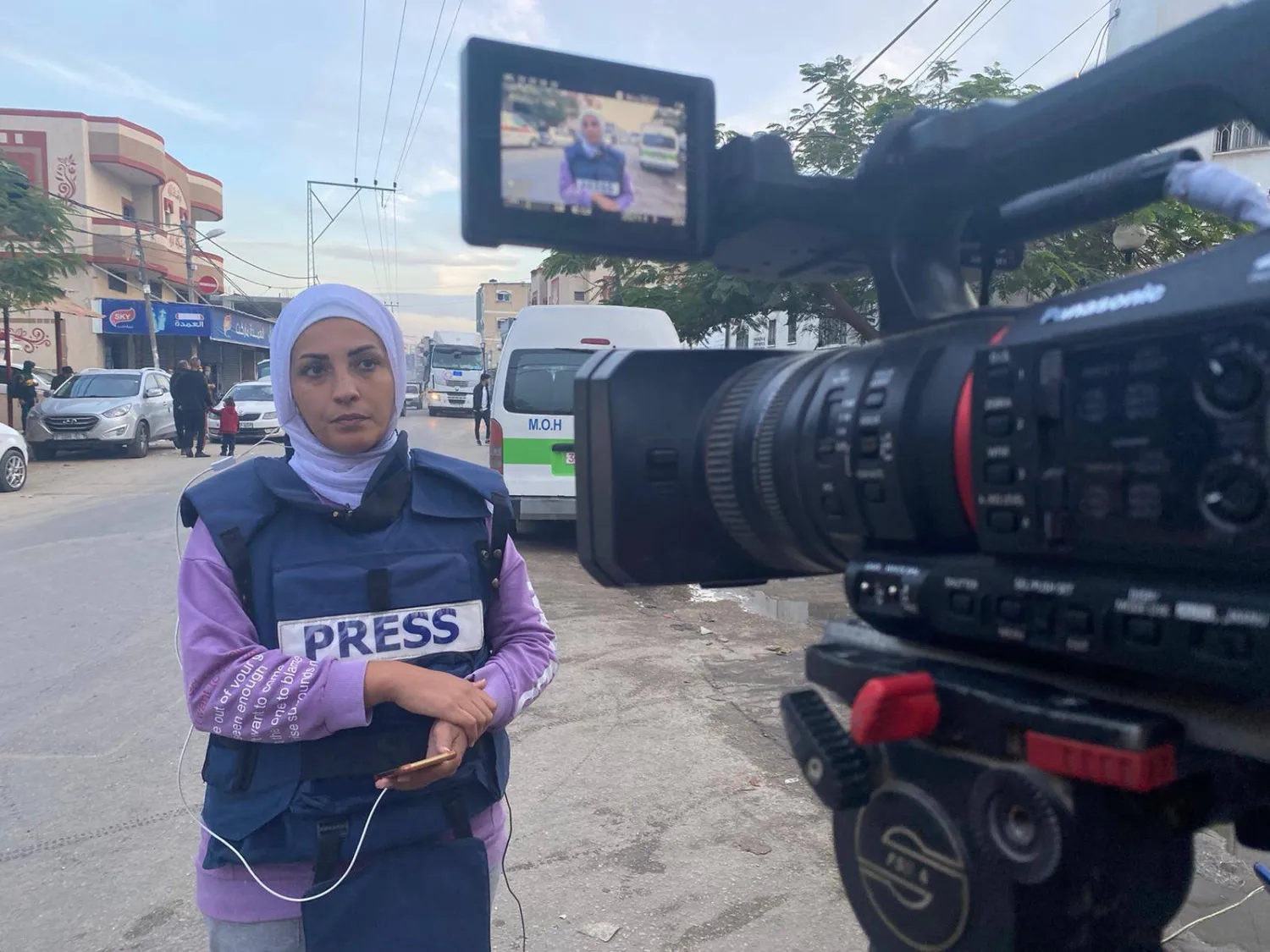 نور السورکی در حال تهيه گزارش خبری  در غزه (الشرق الاوسط)