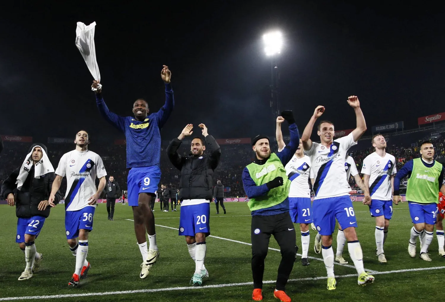 فرحة لاعبي إنتر ميلان عقب فوزهم على بولونيا ضمن منافسات الدوري الإيطالي (رويترز)