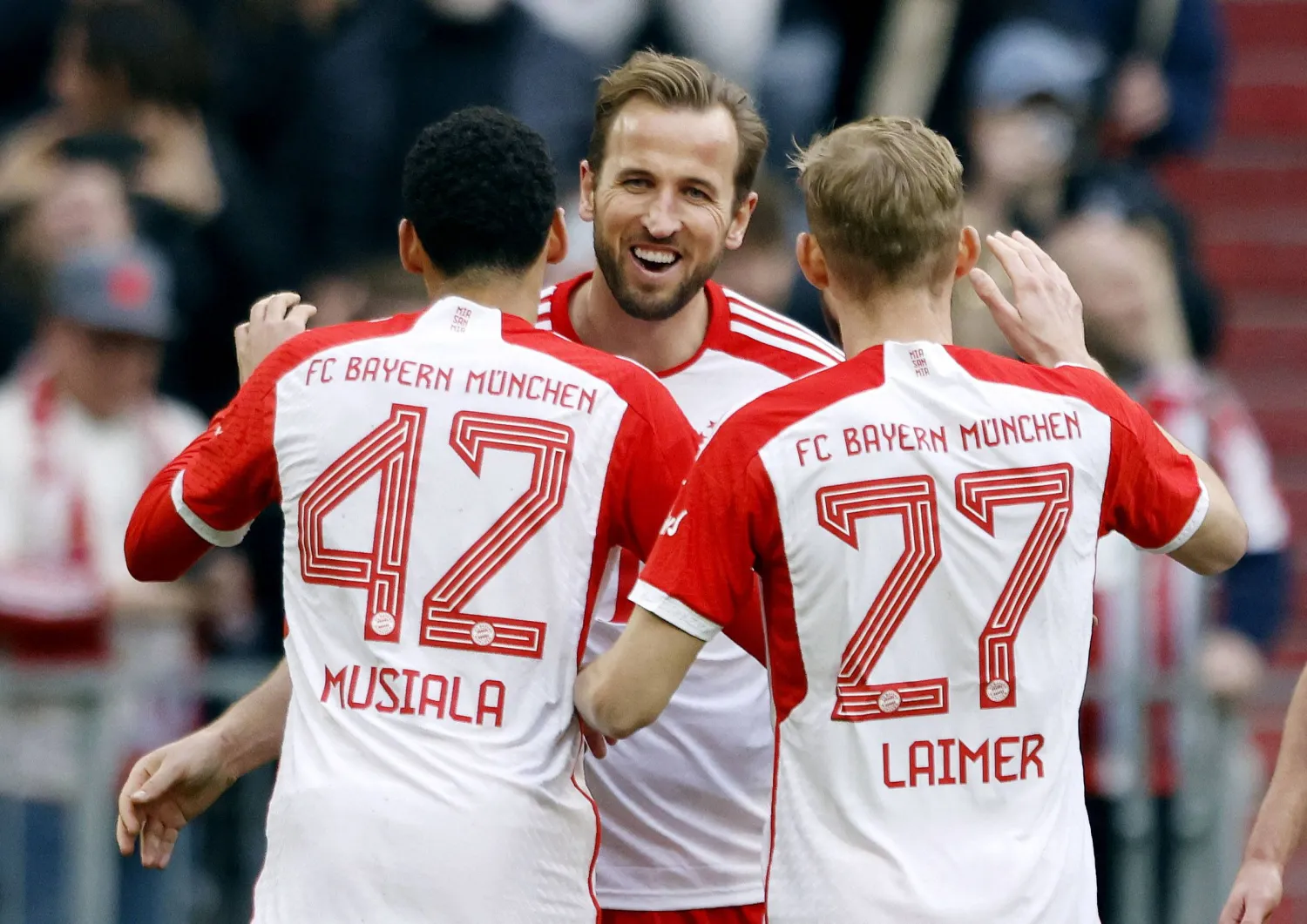 نجم البايرن هاري كين سجل ثلاثية من أصل ثمانية في مرمى ماينتس ضمن منافسات الدوري الألماني (رويترز)