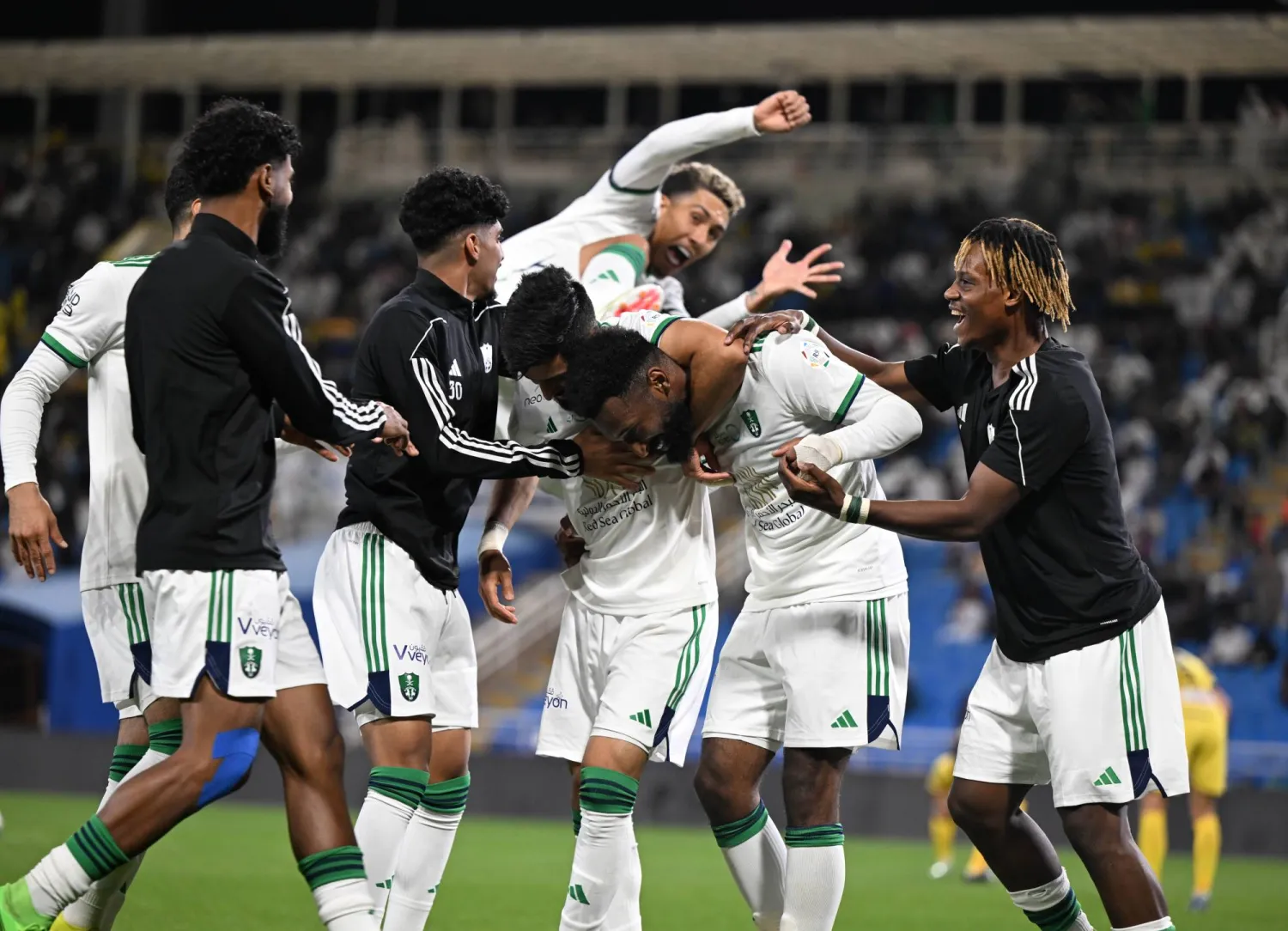 لاعبو الأهلي يحتفلون مع البريكان بعد تسجيله هدف الفوز (تصوير: بشير صالح)