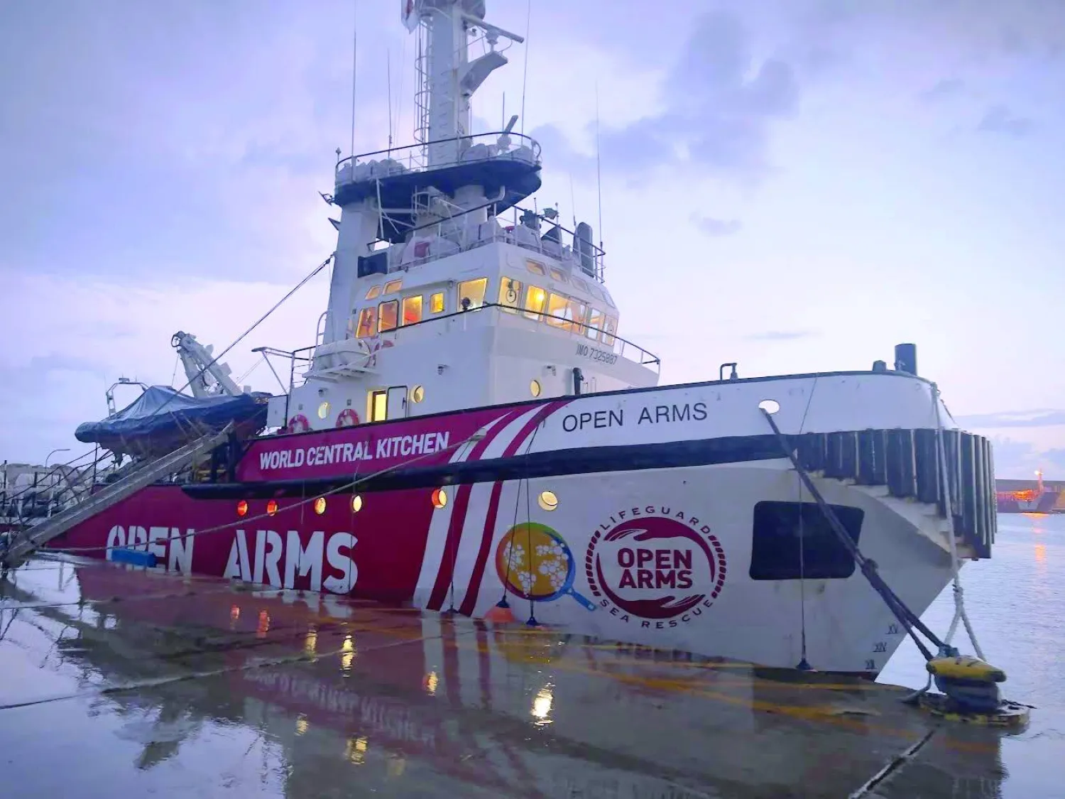 صورة وزعتها منظمة «الأذرع المفتوحة» غير الحكومية لسفينتها بالاسم ذاته المحملة بمواد الإغاثة وهي تستعد للانطلاق من ميناء لارنكا القبرصي نحو غزة أمس (إ.ب.أ)