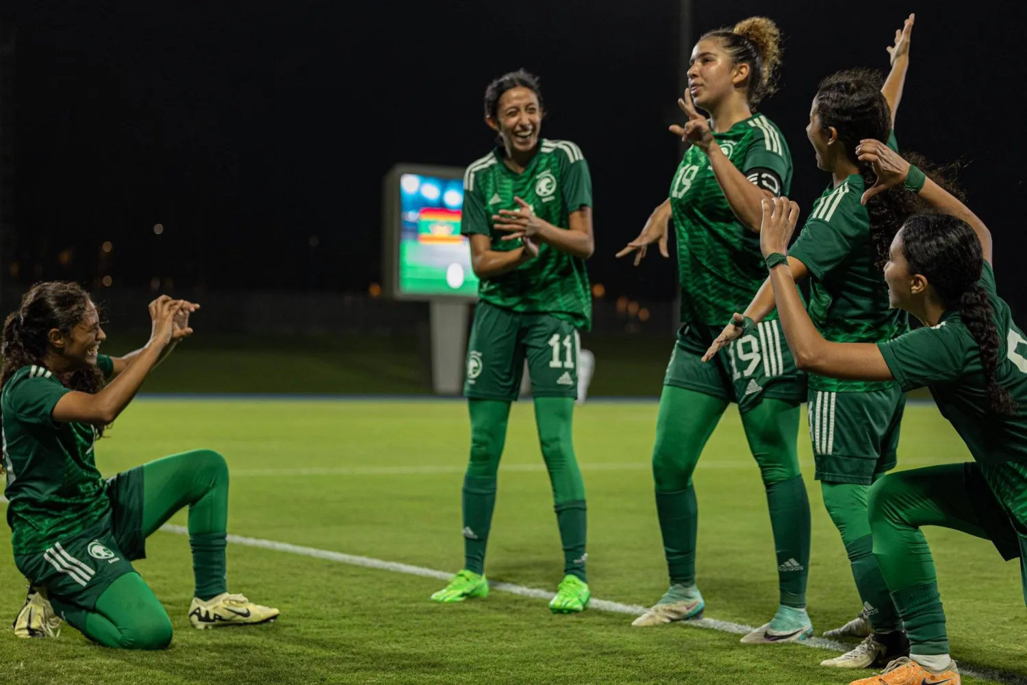 لاعبات الأخضر يحتفلن بالهدف في مرمى موريتانيا (الشرق الأوسط)