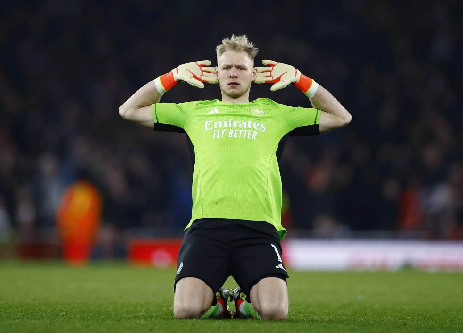 آرون رامسديل حارس آرسنال يحتفل بالفوز على برنتفورد (رويترز)