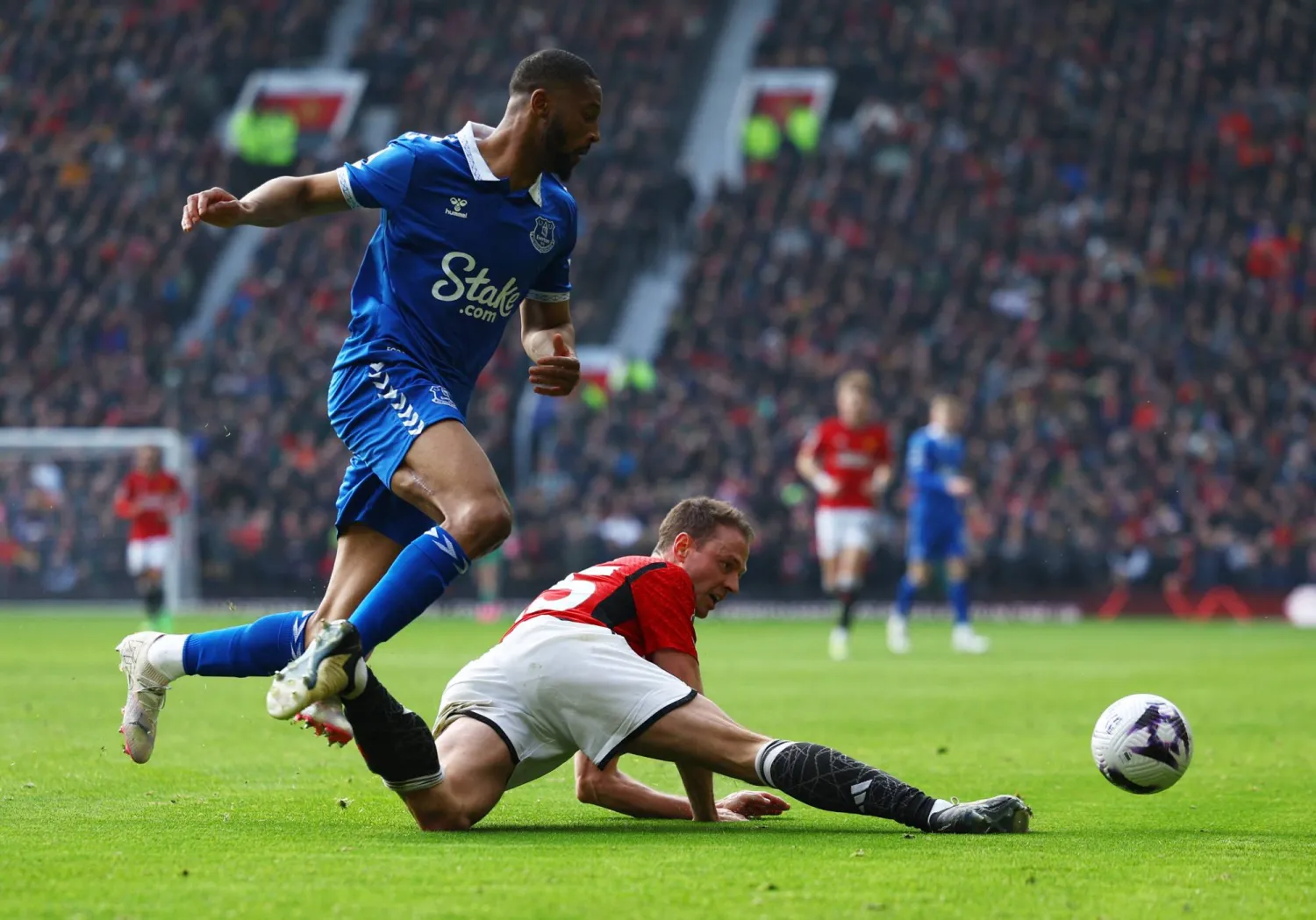 صراع على الكرة بين إيفانز ولاعب إيفرتون بيتو (رويترز)