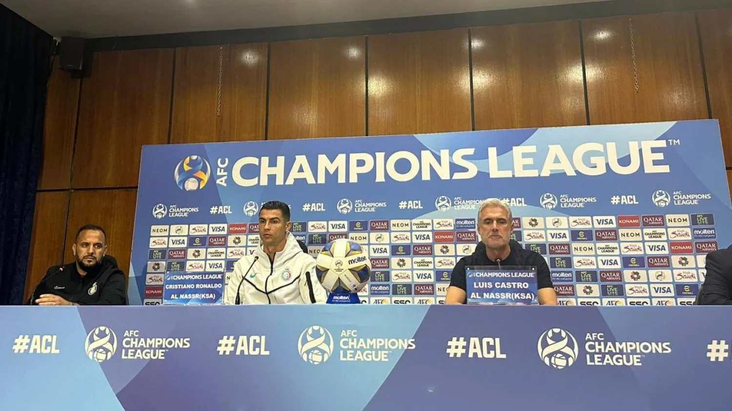 كاسترو مدرب النصر وكريستيانو رونالدو خلال المؤتمر الصحافي (الشرق الأوسط)