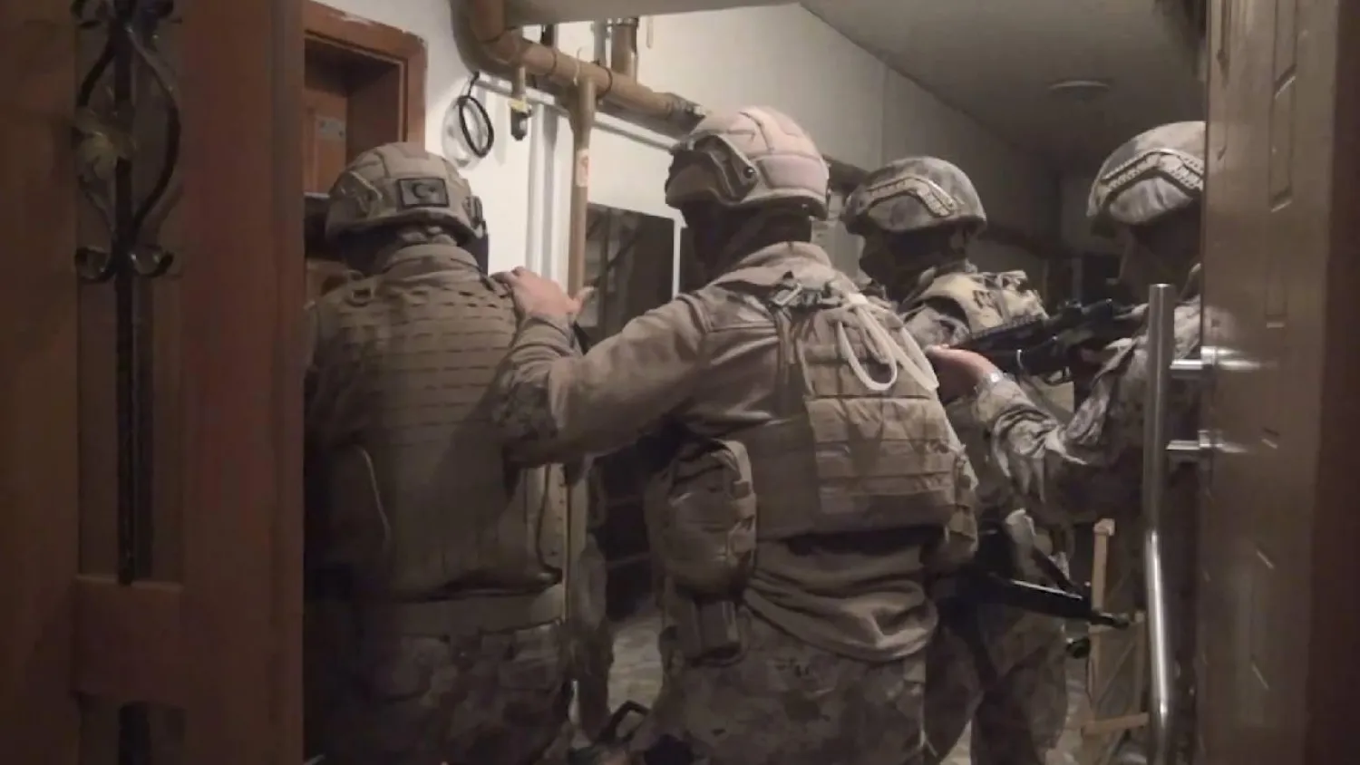 عناصر من قوات مكافحة الإرهاب في سكاريا شمال غربي تركيا أثناء مداهمات على عناصر «داعش» (صورة موزعة من وزارة الداخلية)