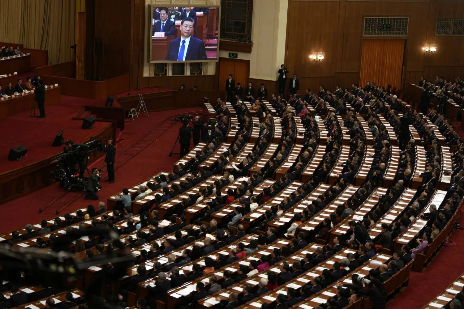 الرئيس الصيني شي جينبينغ يتحدث عبر شاشة كبيرة خلال الجلسة الختامية للدورة السنوية للبرلمان في بكين الأحد (أ.ب)