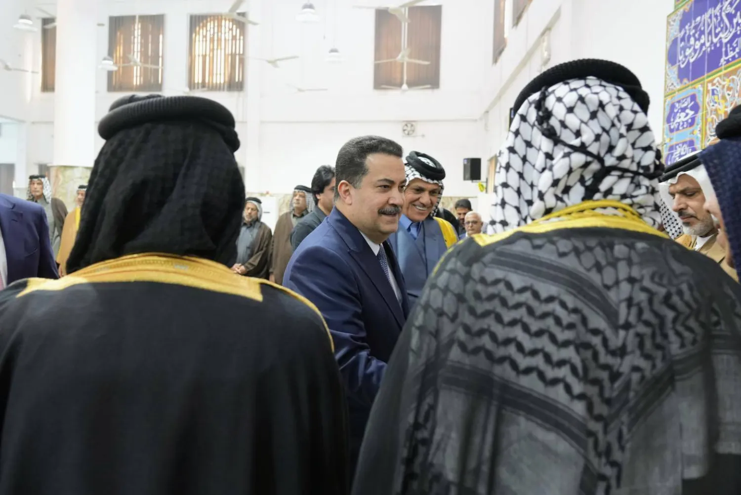 رئيس الوزراء العراقي محمد شياع السوداني في البصرة الأحد خلال لقاء مع شيوخ عشائر المدينة (الحكومة العراقية)