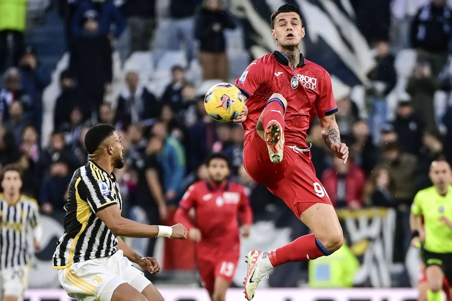 جانب من مواجهة يوفنتوس وأتلانتا في الدوري الإيطالي (أ.ب)