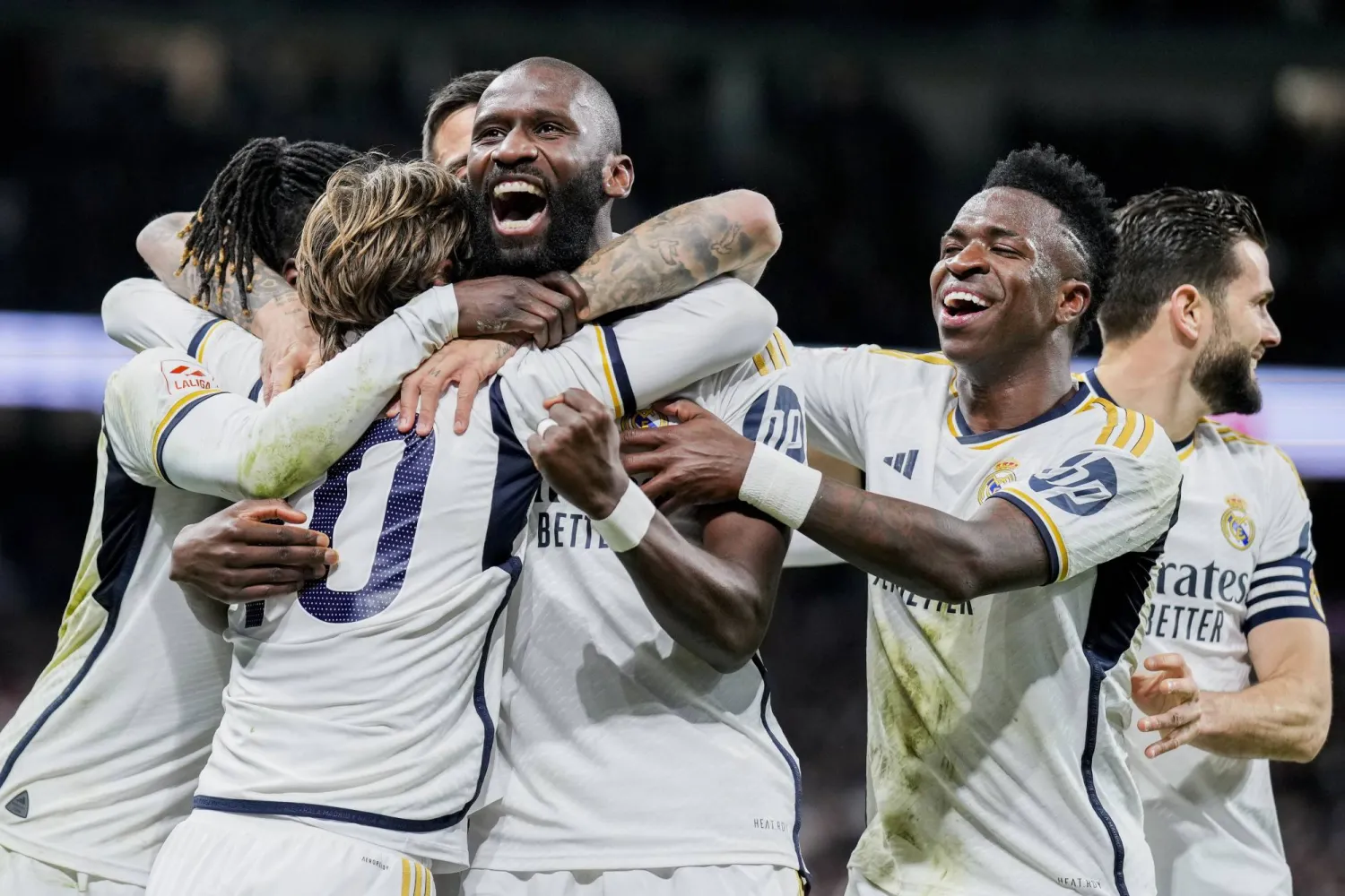 فرحة لاعبي ريال مدريد بالفوز الساحق على سيلتا فيغو في الدوري الإسباني (أ.ب)