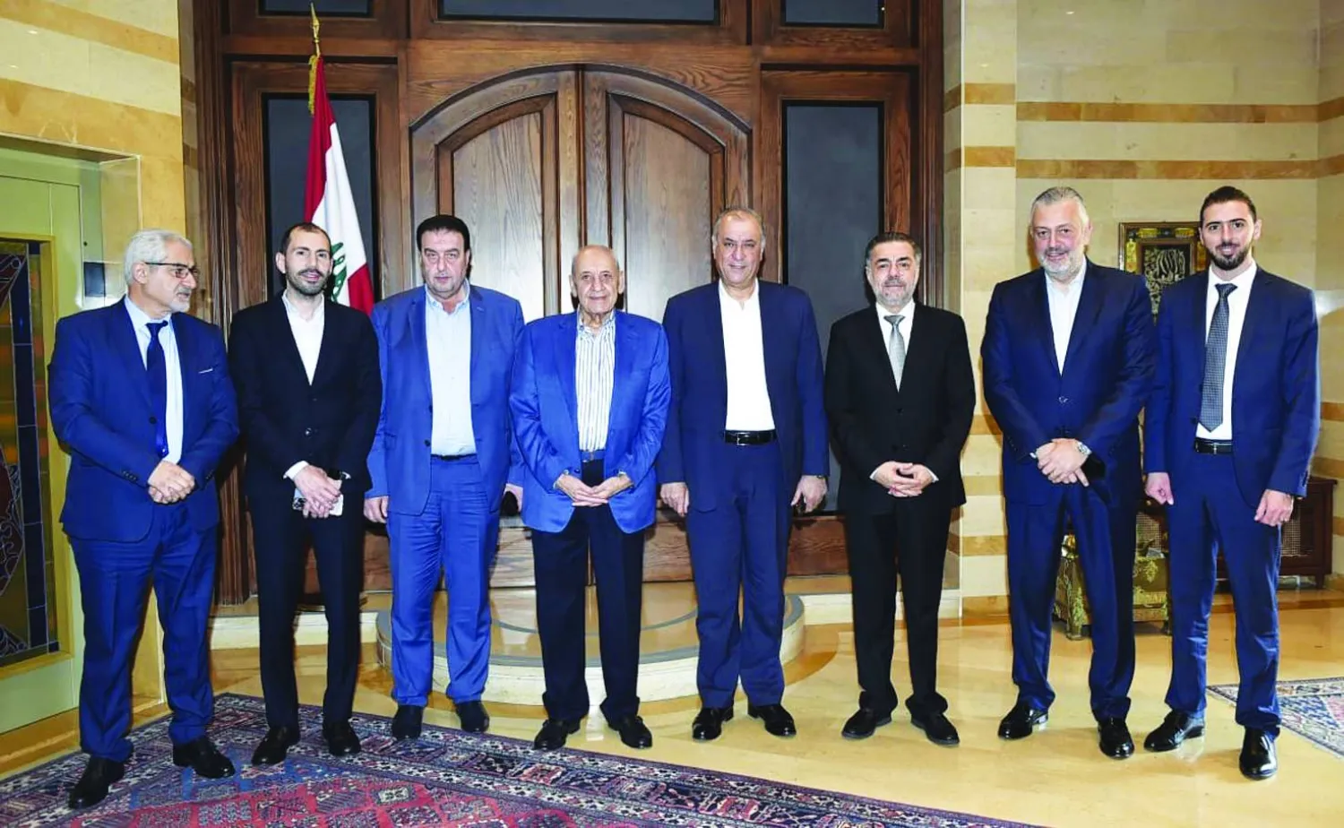 
رئيس البرلمان نبيه بري متوسطاً أعضاء من تكتل «الاعتدال» (رئاسة البرلمان)