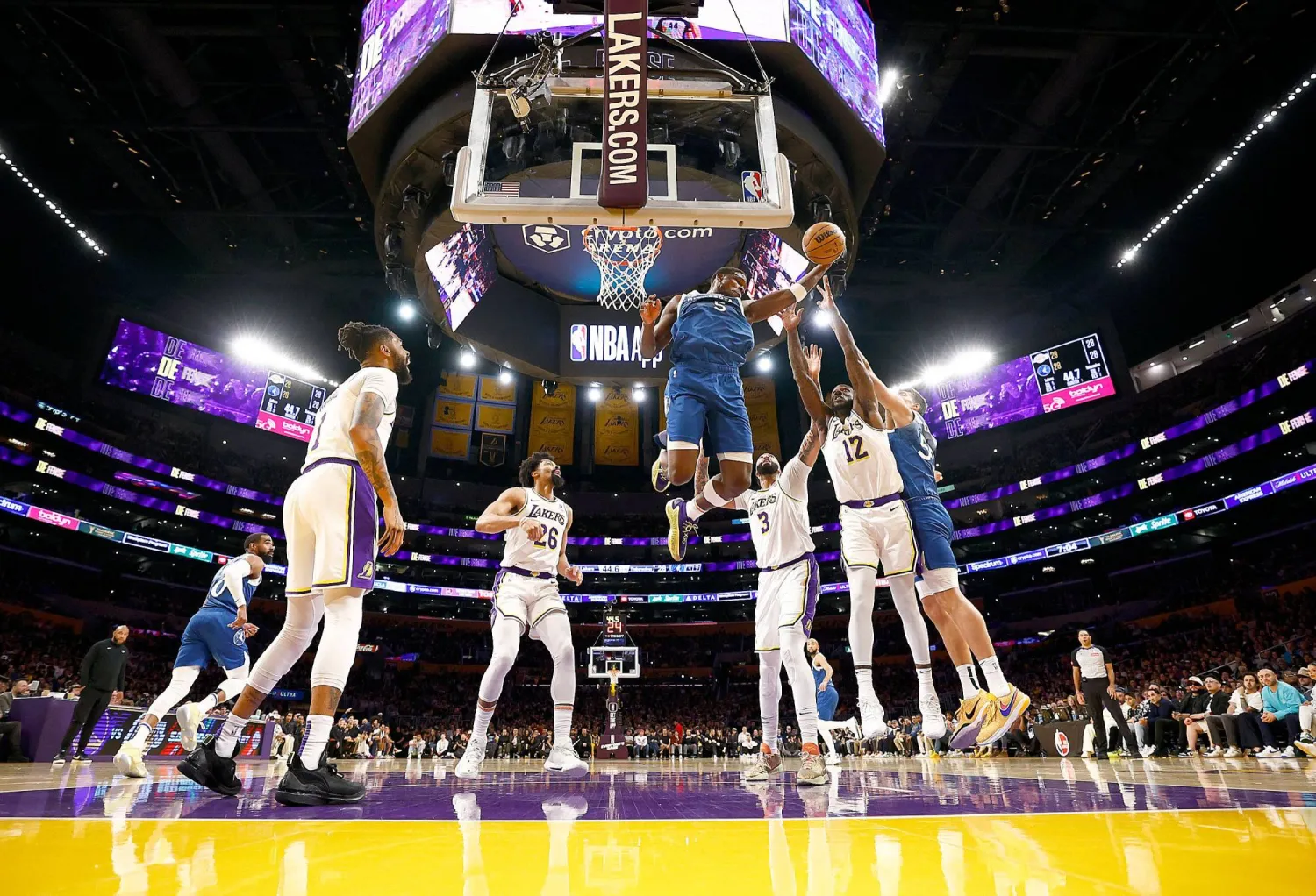 ضرب ديفيس بقوّة مسجلاً 27 نقطة 25 متابعة و7 سرقات للكرة (أ.ف.ب)