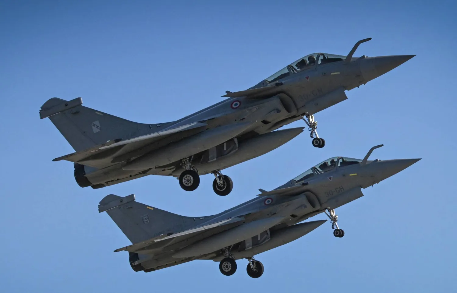 طائرتان مقاتلتان من طراز «داسو رافال» بعد إقلاعهما في مهمة من قاعدة فيتيستي برومانيا في 19 أكتوبر (أ.ف.ب)