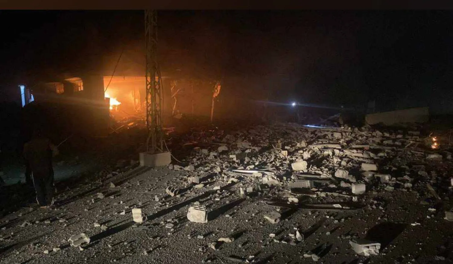 صورة تداولها رواد مواقع التواصل لموقع الغارات الإسرائيلية التي استهدفت بعلبك (إكس)