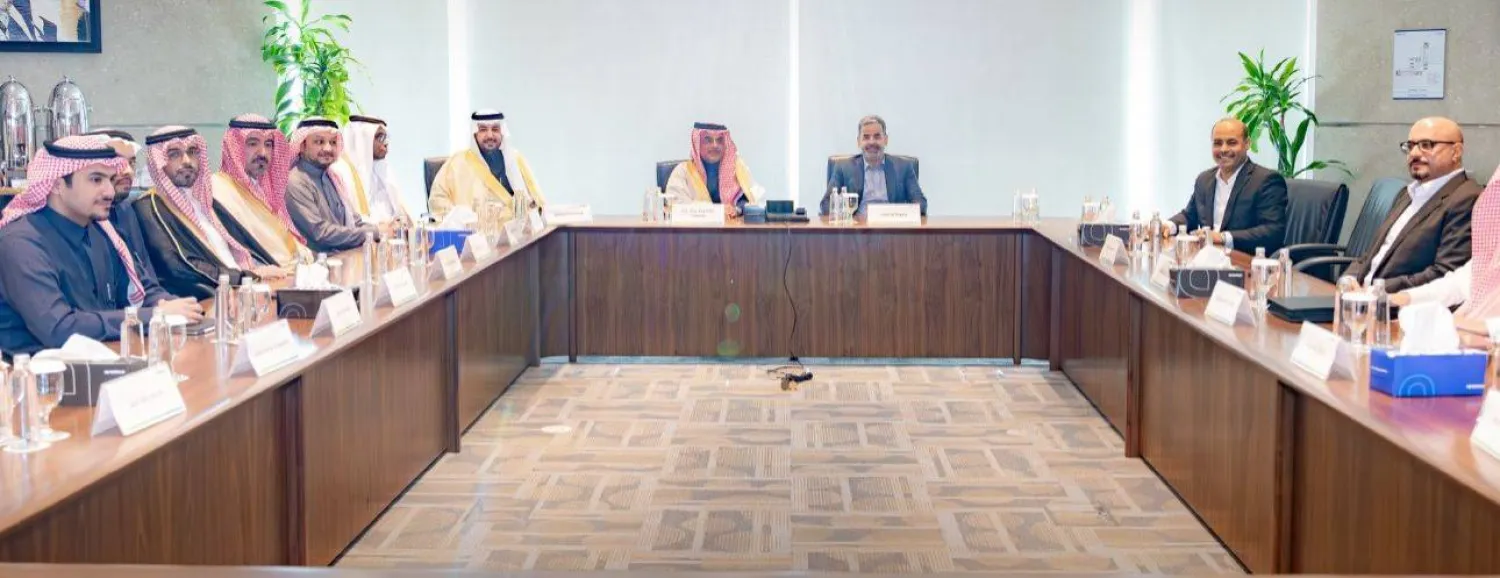خلال اجتماع نائب وزير الصناعة والثروة المعدنية لشؤون الصناعة مع مسؤولي «أرامكو» السعودية (حساب الوزارة على منصة «إكس»)
