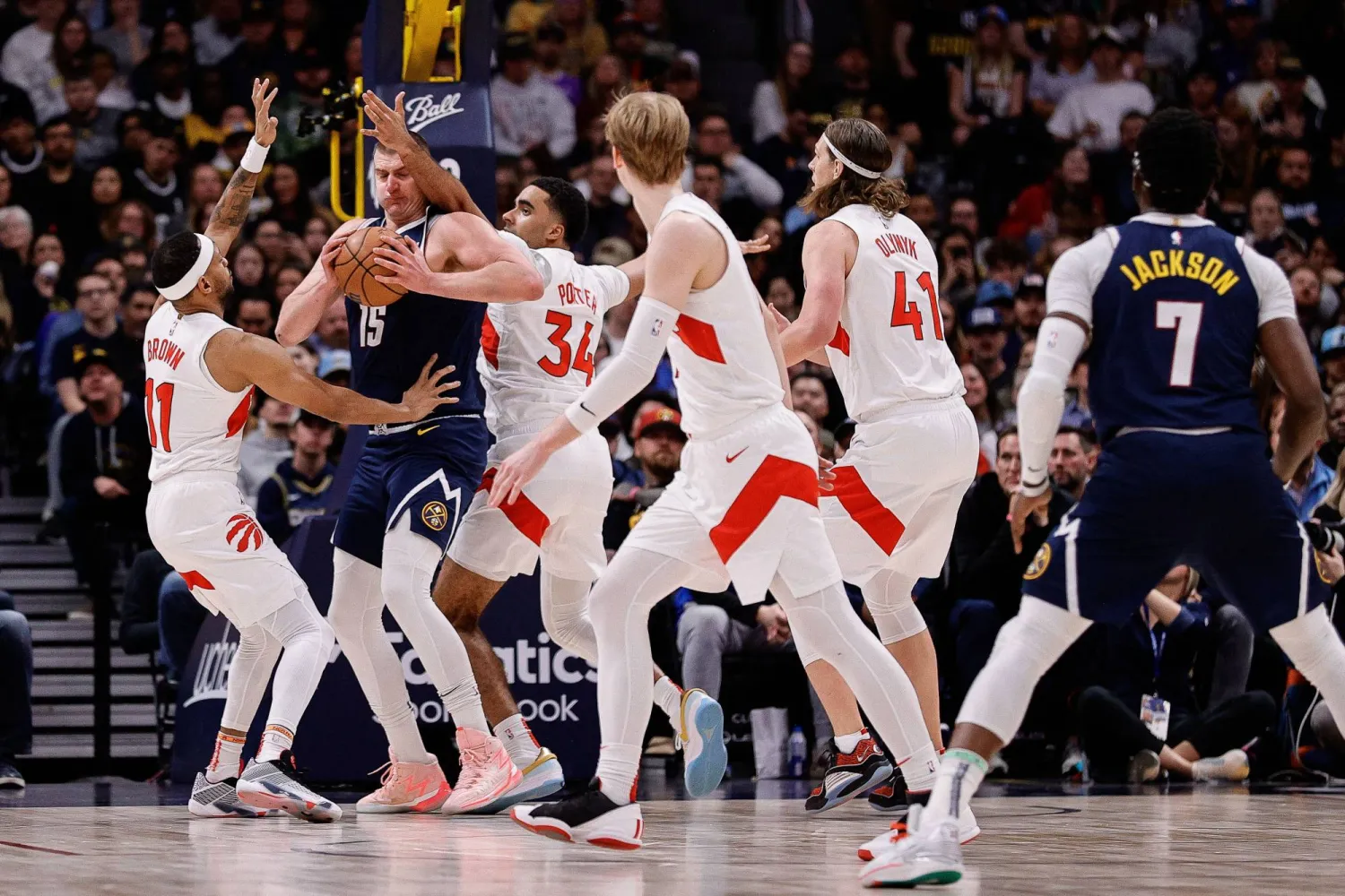 يوكيتش محاط برباعي من الفريق المنافس (رويترز)