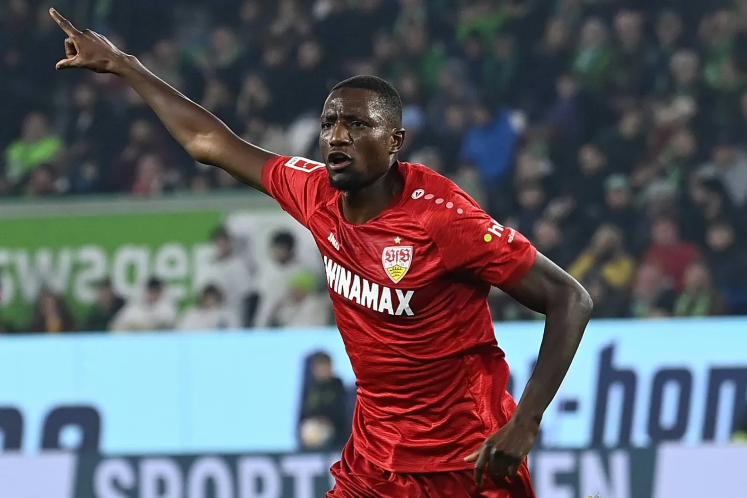 غيراسي هنأ زملاءه قبل أن يكشف المنتخب الألماني التشكيلة الرسمية (د.ب.أ)