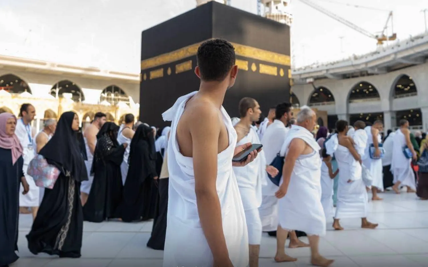 وسط الحرم المكي يقف البناء الجليل مقصد ملايين المسلمين في كل مرة يقفون فيها للصلاة (هيئة العناية بالحرمين)