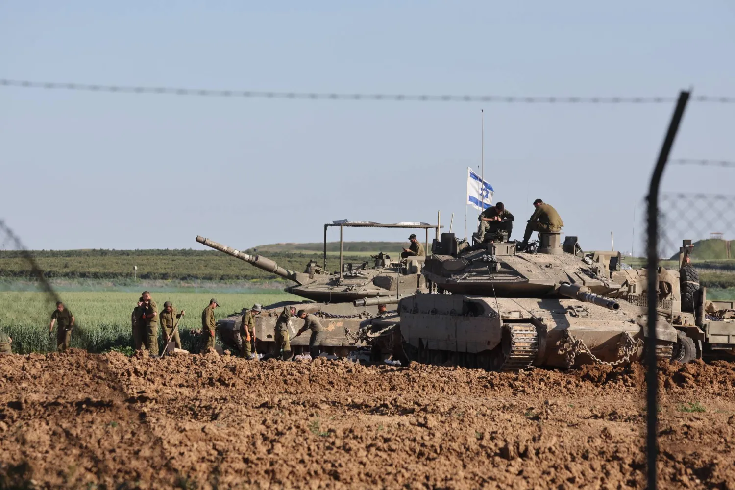 دبابتان إسرائيليتان متمركزتان عند الحدود مع قطاع غزة (إ.ب.أ)