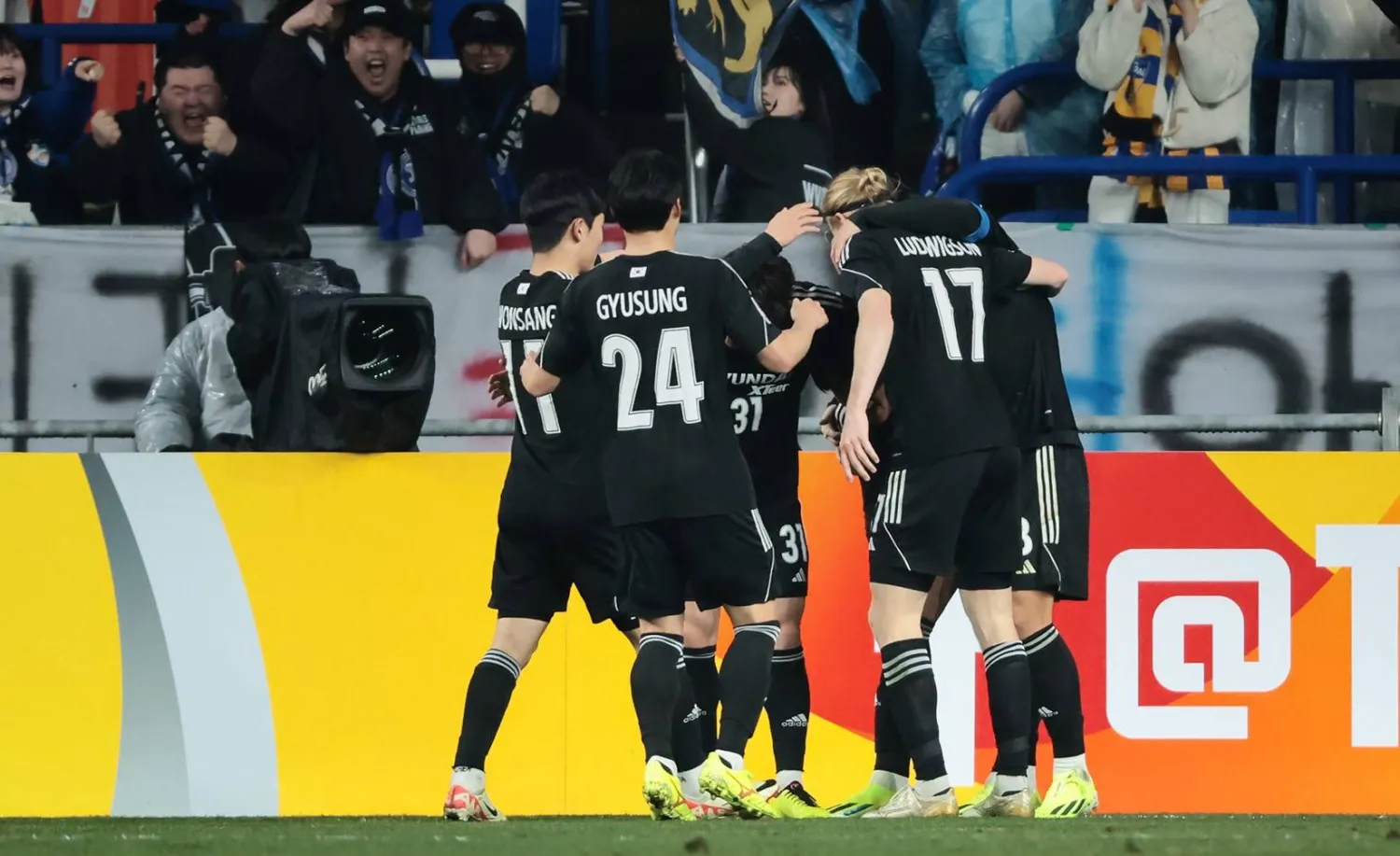 فرحة لاعبي أولسان بعد هدف اللاعب سيول يونغ وو (الاتحاد الآسيوي)