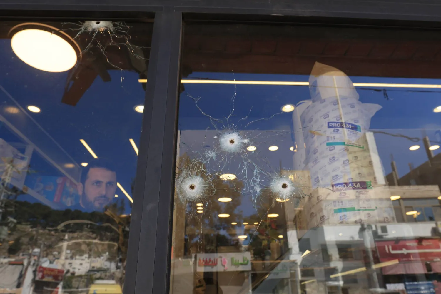 قوة خاصة إسرائيلية أطلقت النار بشكل مباشر صوب أحد المحال التجارية شمال طولكرم (إ.ب.أ)