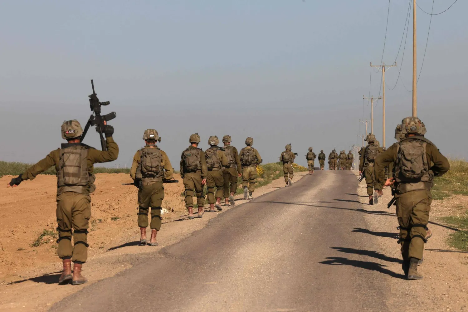 جنود إسرائيليون على حدود قطاع غزة اليوم الثلاثاء (أ.ف.ب)