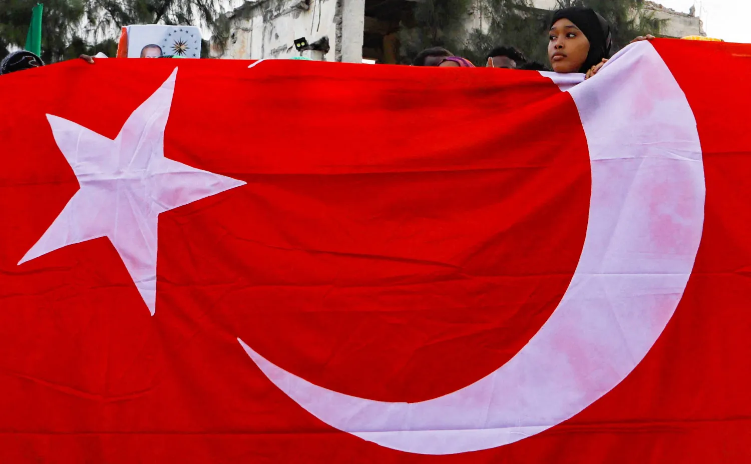 ذكرت وسائل إعلام تركية أن الحادث أسفر عن مقتل شخص وإصابة أربعة آخرين (رويترز)