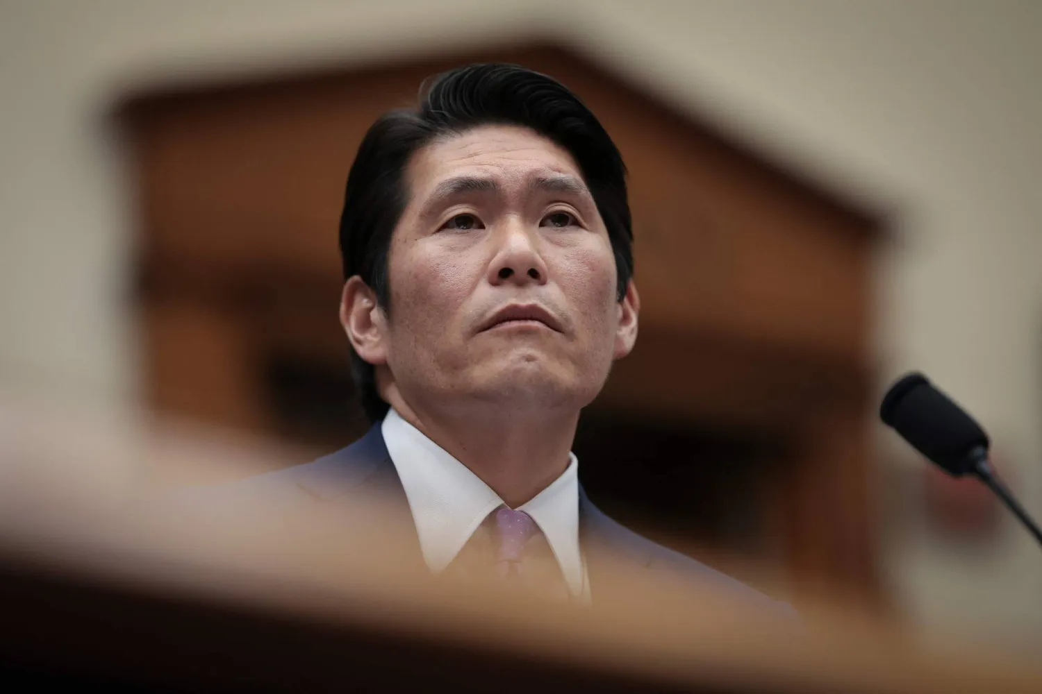 المستشار الخاص السابق روبرت ك. هور يدلي بشهادته أمام اللجنة القضائية بمجلس النواب الأميركي في 12 مارس 2024 في العاصمة الأميركية واشنطن (أ.ف.ب)