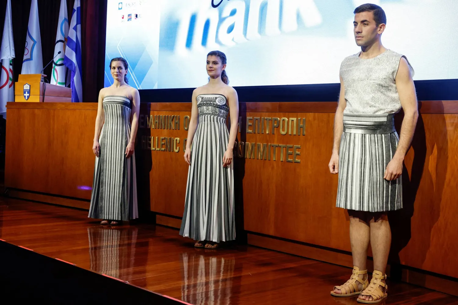 اليونان تعرض تحديث الأزياء المخصصة لشعلة أولمبياد باريس 2024 (رويترز)