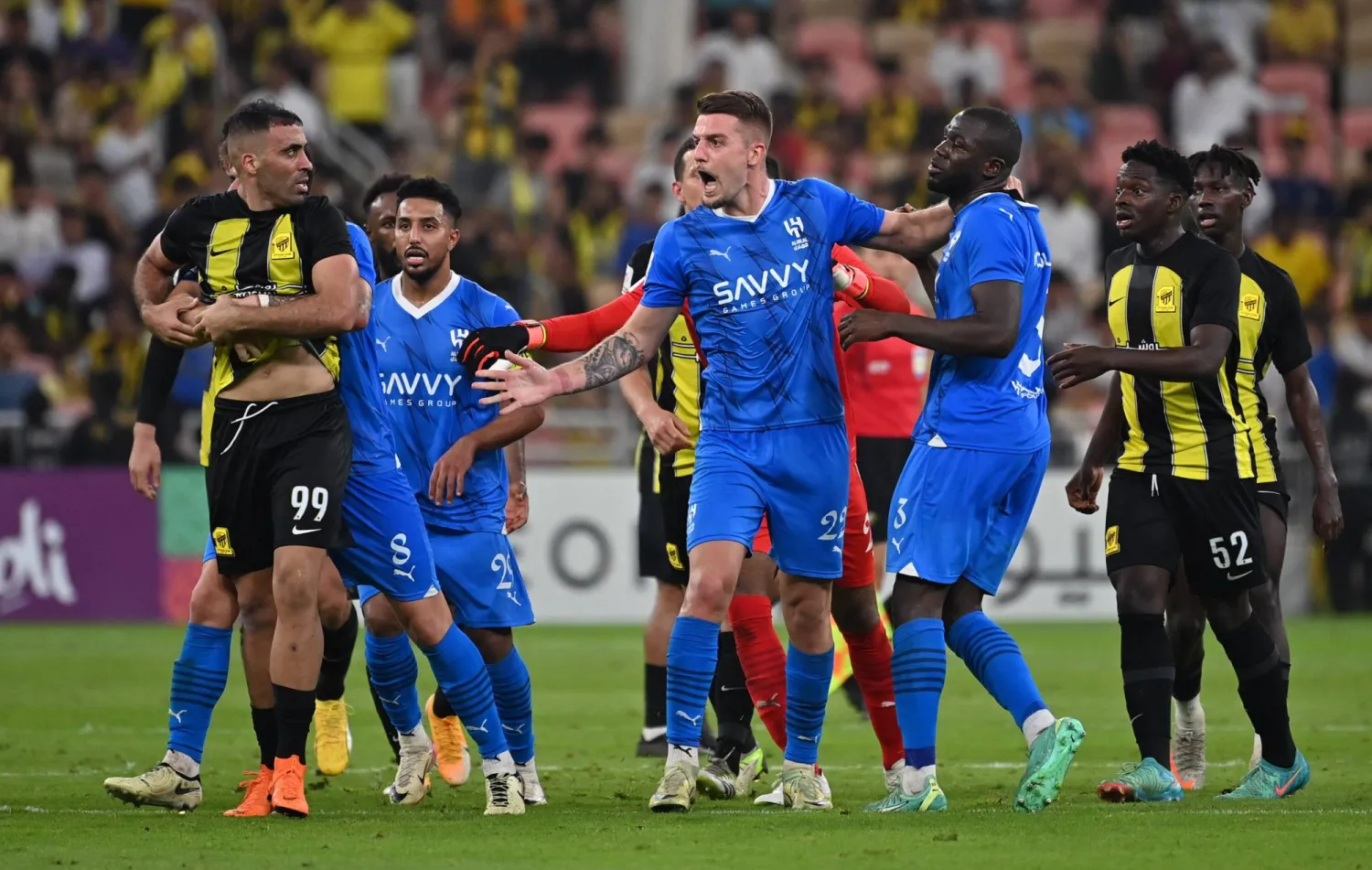 اشتباكات حصلت في الدقائق الأخيرة من مواجهة الاتحاد والهلال (تصوير: علي خمج) 