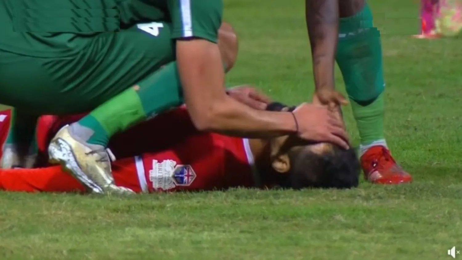 أحد لاعبي الاتحاد السكندري في محاولة لإسعاف أحمد رفعت (الشرق الأوسط)