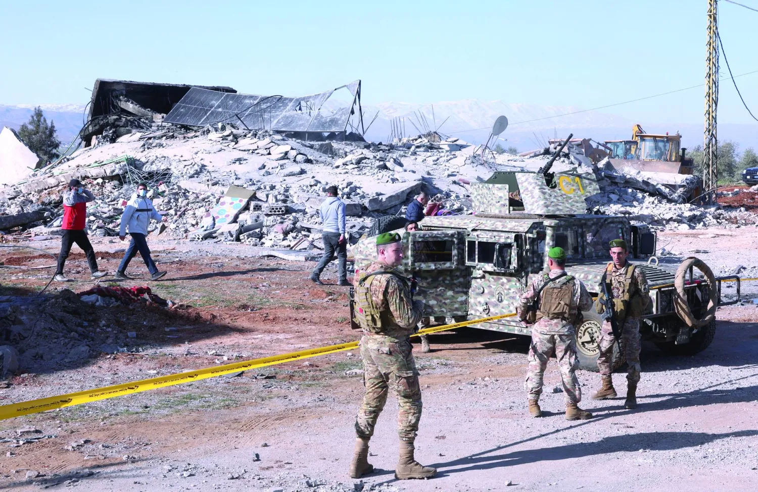 
جنود لبنانيون أمام موقع استهدف بغارات إسرائيلية في البقاع لليوم الثاني أمس (رويترز)