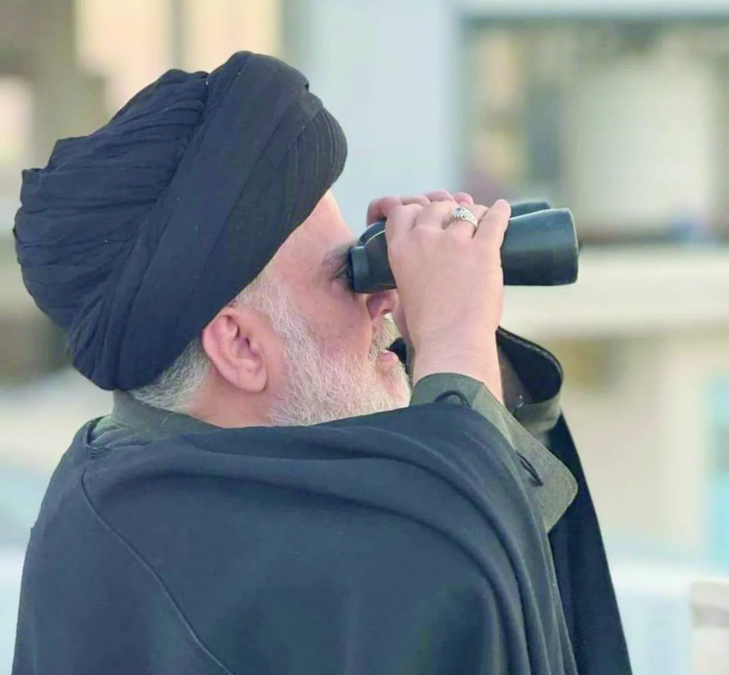 
صورة نشرتها منصات موالية للتيار يظهر فيها الصدر وهو يراقب هلال رمضان (إكس)