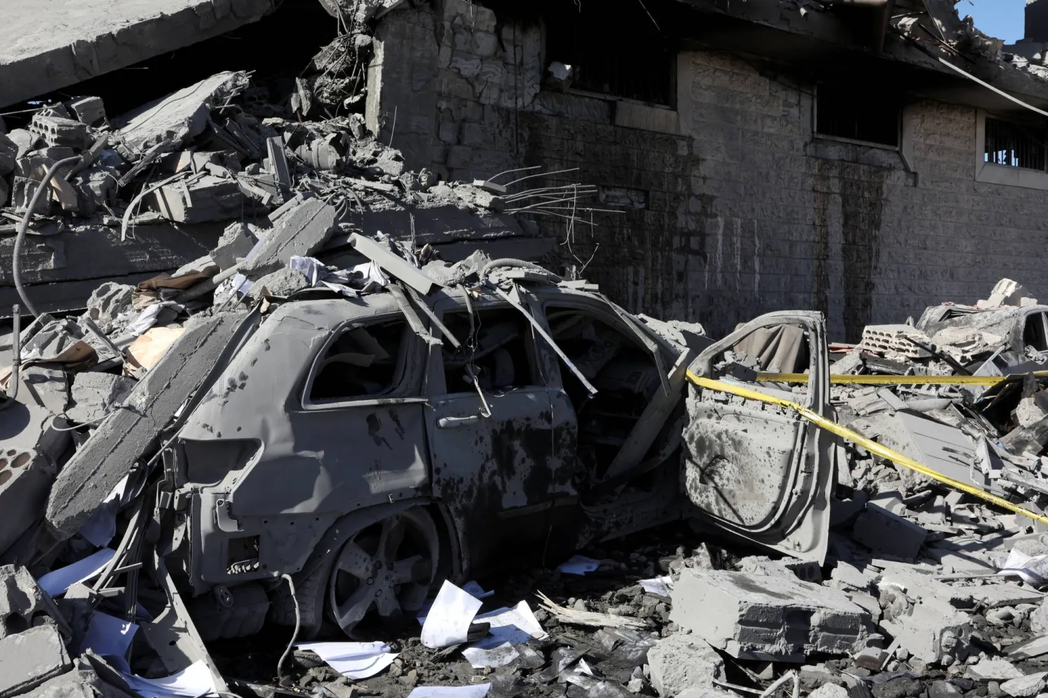 سيارة مدمَّرة في موقع تعرّض لضربة بعد أن شنت إسرائيل 4 ضربات على بعلبك بشرق لبنان أول من أمس (رويترز)