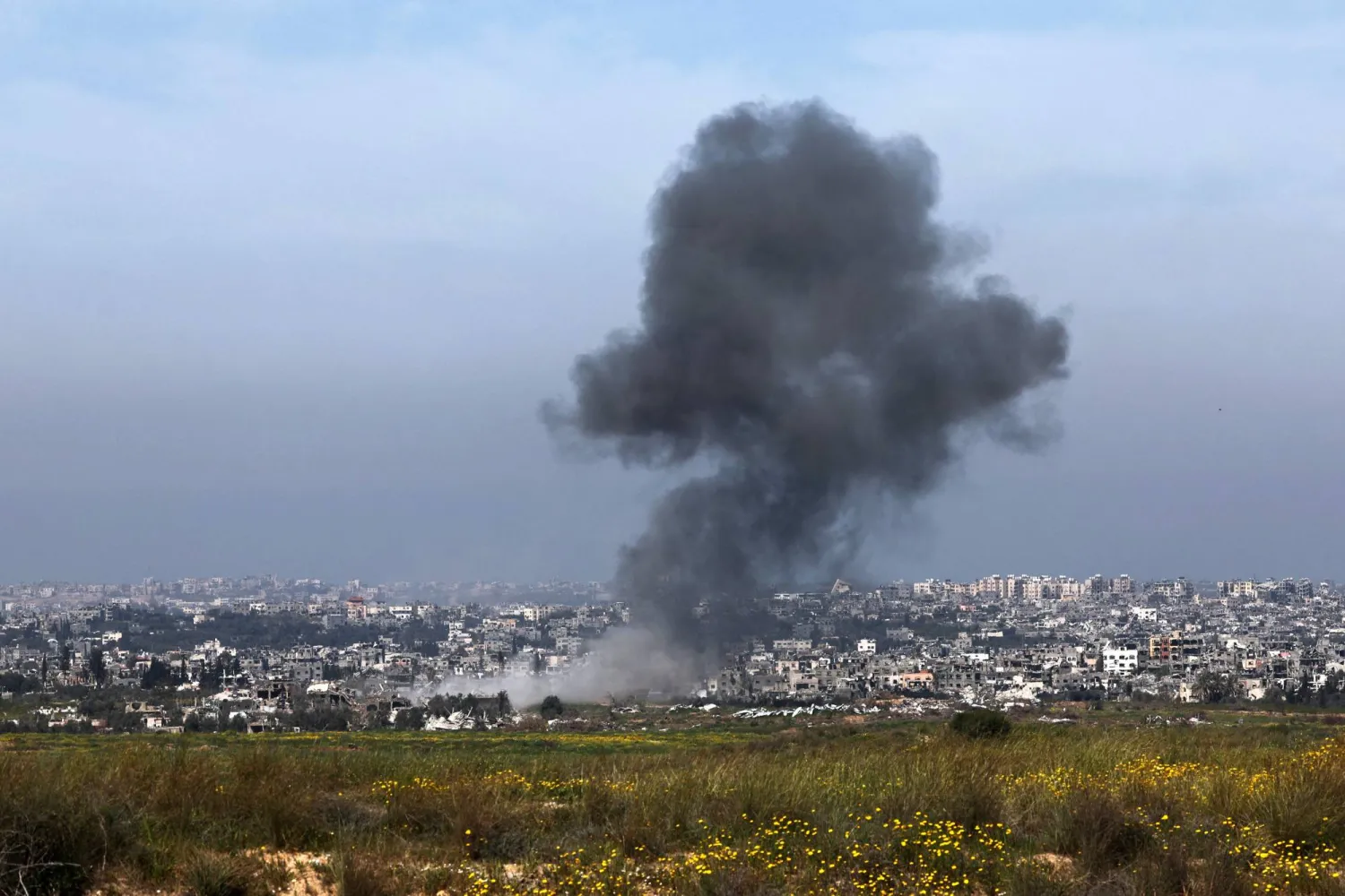 صورة للغارات الإسرائيلية على قطاع غزة كما تظهر من الحدود الجنوبية لإسرائيل مع قطاع غزة (أ.ف.ب)