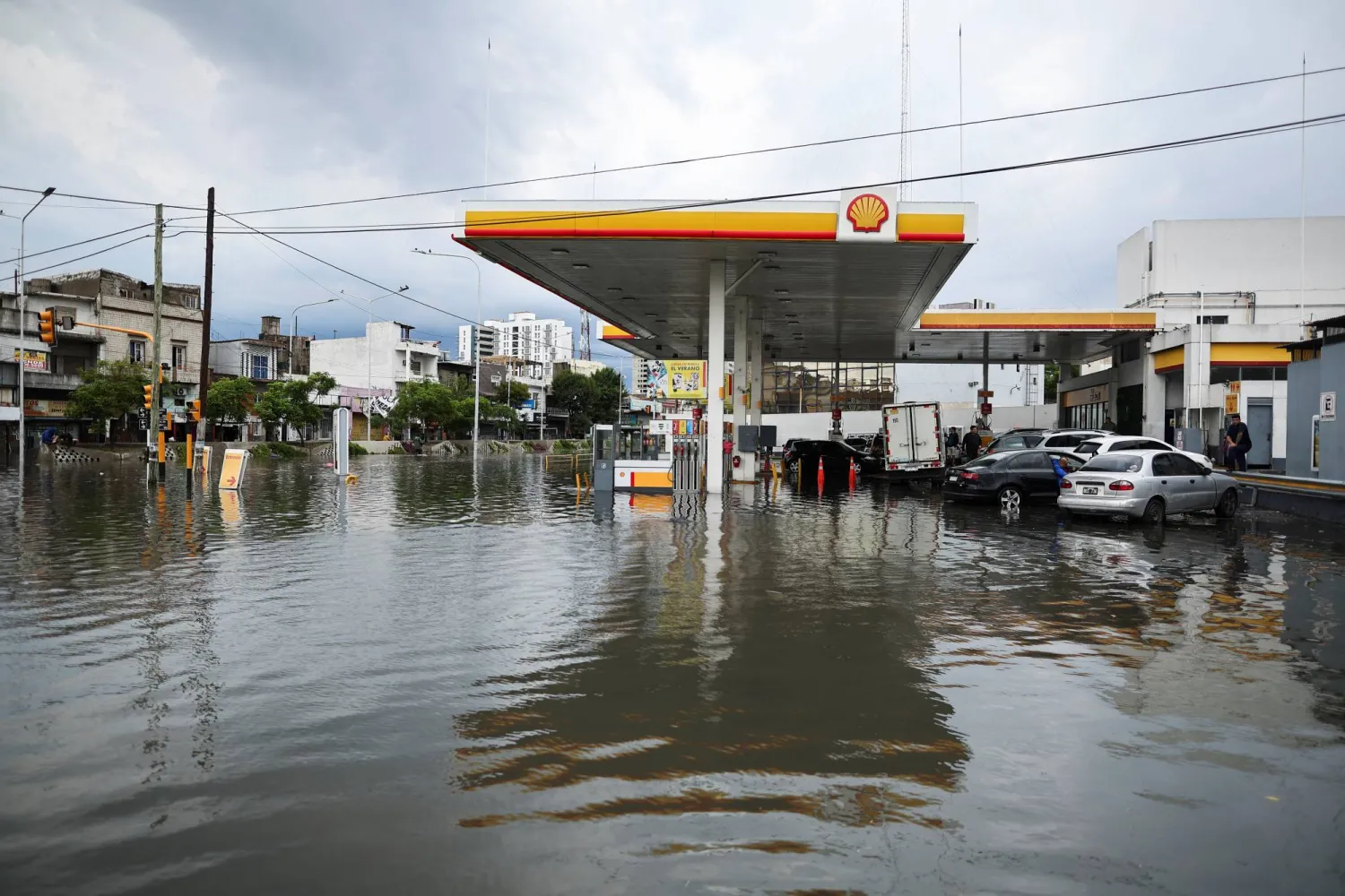 قالت «شل» في أكتوبر إنها ستتخلى عن نحو 15 % من القوى العاملة بقسم الحلول منخفضة الكربون (رويترز)