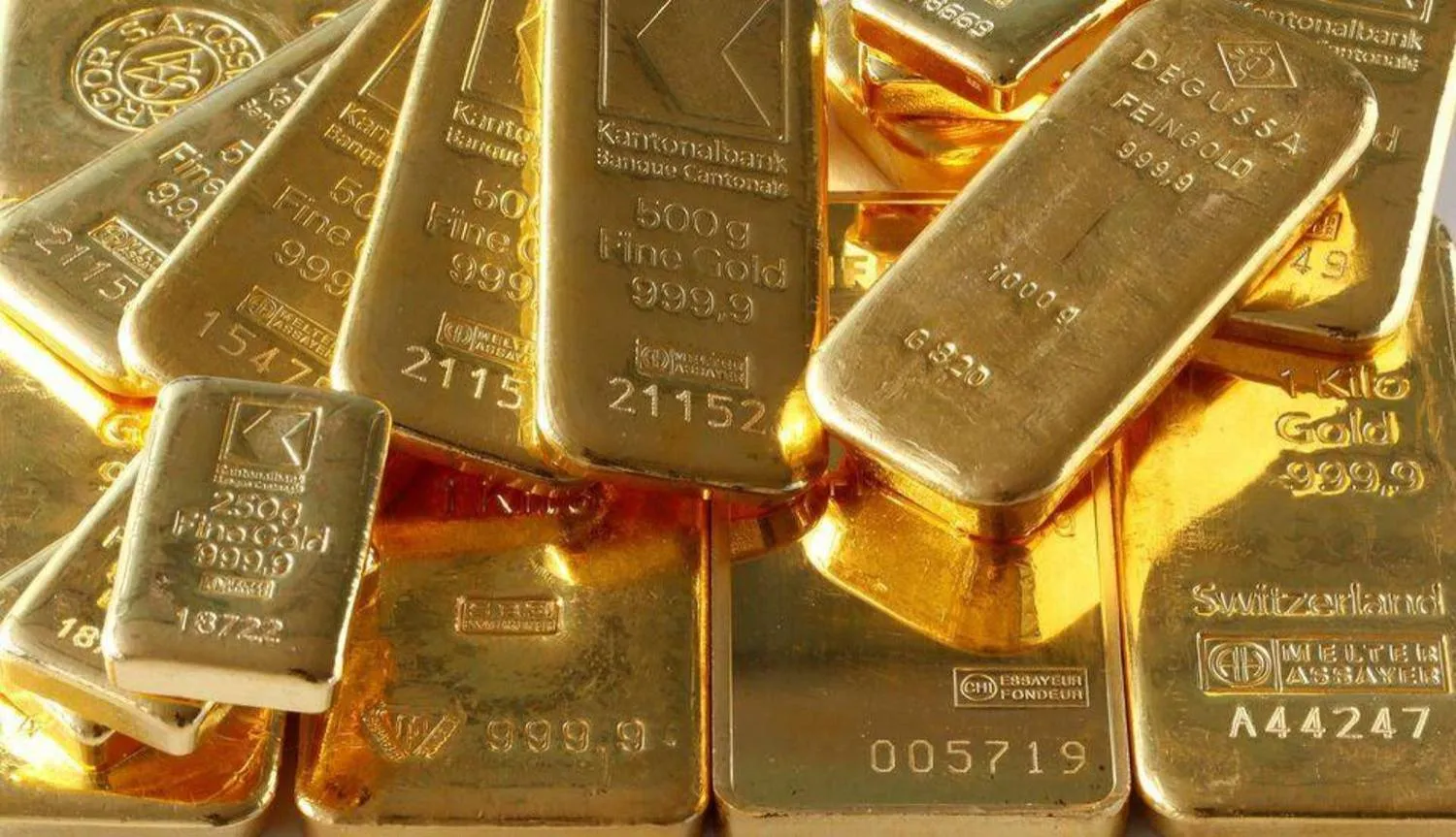 Gold bars from the vault of a bank are seen in this illustration picture taken in Zurich November 20, 2014. REUTERS/Arnd Wiegmann/File Photo
