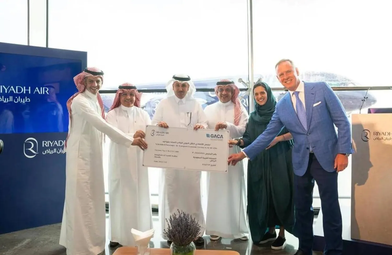 الرئيس التنفيذي لشركة «طيران الرياض» خلال تسلم الرخصة الاقتصادية للنقل الجوي الوطني من الهيئة العامة للطيران (الشرق الأوسط)